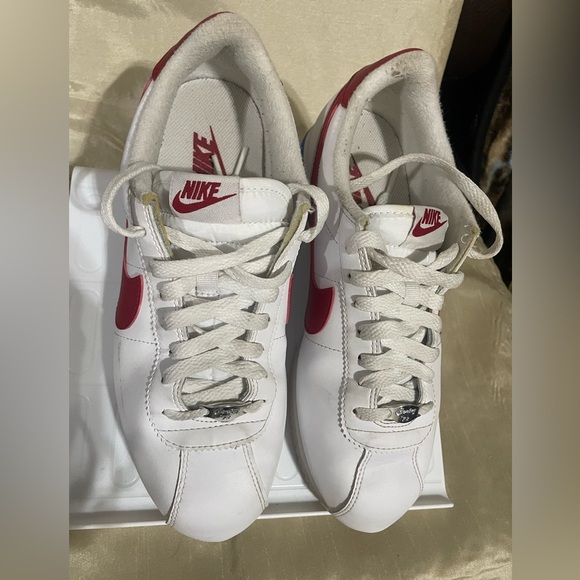 Nike Cortez Forrest Gump
Basic White‎ Varsity Red
819719-103 - Size 8 - Picture 2 of 13